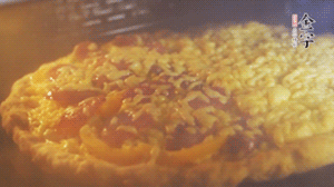 準(zhǔn)備好披薩餅皮，烤盤刷油后入烤箱預(yù)熱10分鐘，放上面餅后180度烤10分鐘。（現(xiàn)成買的披薩皮，就忽略此步驟）