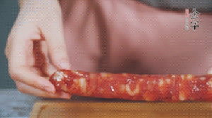 金字火腿肉香腸切成片狀。