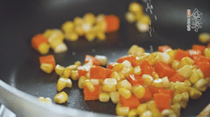 胡蘿卜、玉米洗凈后，處理成粒，加鹽簡單炒制。