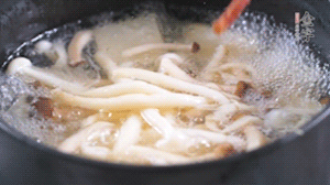 依次放火腿、豆腐，加水大火燒開(kāi)，小火燉煮20分鐘，出鍋前撒上蔥花即可。