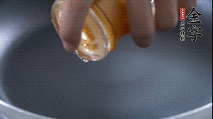 植物油入鍋，翻炒冬瓜。