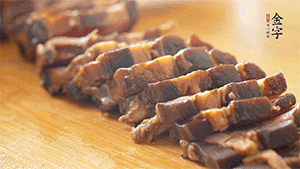 金字醬肉切片。