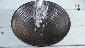 面粉加適量清水，攪拌成糊狀。