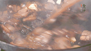 熱油下鍋，爆香蒜片。放入醬肉翻炒片刻后,下豌豆尖均勻翻炒。