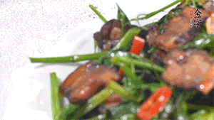 出鍋前加少許鹽調(diào)味。