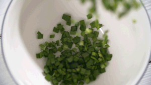 韭菜洗凈，切粒。