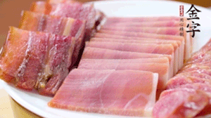 擺盤后鋪上老豆腐，淋點料酒，灑點白糖上鍋蒸20分鐘。