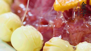 出鍋前10分鐘淋上蜂蜜，倒扣出來撒上桂花，擺上胡蘿卜裝飾即可。