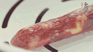 香腸蒸至半熟切片，筍切丁備用。