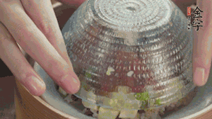 碗倒扣到盤中，擺上焯水后的熟蝦仁即可。