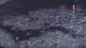 小青菜洗凈后，鍋中水燒開(kāi)，放點(diǎn)鹽和滴幾滴油后燙熟。