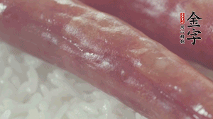 關(guān)上蓋子，煮到米飯露出時(shí)。