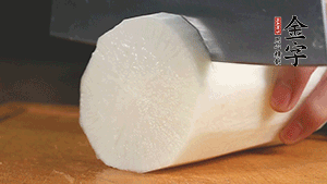 白蘿卜去皮切塊，豆芽洗凈。