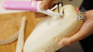 蘿卜去皮，切成絲。（如果用擦菜板，不能選擦成太碎的）