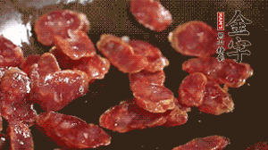 鍋中油7成熱時(shí)，，先放香腸煸香，再放荷蘭豆、小玉米均勻翻炒。（可淋點(diǎn)料酒或清水讓香腸口感軟一些）