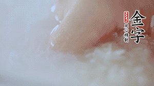 砂鍋內(nèi)壁涂抹一層食用油，將洗凈后的大米放入，米與水比例為1：1.5。