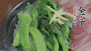 燜好的米飯開蓋，放入菜心、荷蘭豆，澆上調(diào)味汁拌勻。