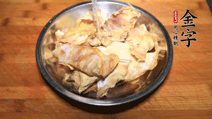 筍干冷水泡發(fā)至軟，切成小段，生姜切成片備用。