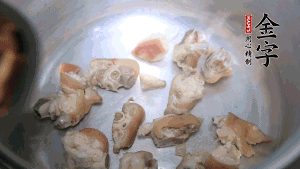 將汆燙好的豬蹄塊、蹄片 、筍段、姜片放入鍋中，放黃酒調(diào)味。