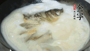 然后加竹蓀段、姜片、枸杞、火腿片，以少量鹽、黃酒調(diào)味，大火燉煮10分鐘。