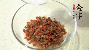 【月餅餡】2．火腿丁、白砂糖、蜂蜜攪拌腌漬2小時(shí)。