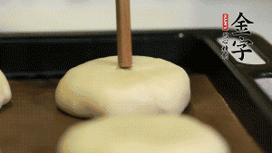 【包月餅】2．收口向下放在案板上，輕輕將月餅坯按扁，用筷子點(diǎn)紅點(diǎn)做裝飾?？鞠漕A(yù)熱至170℃，月餅放在中下層，烤17分鐘左右。