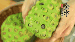 從蓮蓬中取出新鮮蓮子，剝?nèi)ネ鈿ず?，再小心剝?nèi)グ咨∧ぁ＃▌兊舭咨∧さ纳徸涌诟猩蠒?，入口更顯清甜）