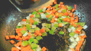 以耗油、料酒調(diào)味，加適量清水燜煮。