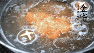 將烏冬面放入調(diào)好味的面湯中一起煮熟。（選擇烏冬面的原因，第一是因為菜鳥也能很好地做出成品，而不用擔心會糊鍋或者黏在一起；第二是因為白色的面條，在夏天看起來更有食欲。）