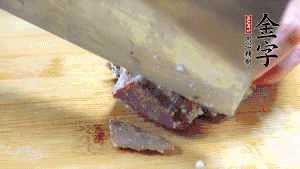 金字鹵牛肉打開包裝，把牛肉切成片狀。（眼見為實，用一整塊牛肉鹵制的鹵牛肉哦，牛肉的香氣感覺撲鼻而來有木有?。。。?>
					</div>
					<span>步驟 6/7</span>
					<p>金字鹵牛肉打開包裝，把牛肉切成片狀。（眼見為實，用一整塊牛肉鹵制的鹵牛肉哦，牛肉的香氣感覺撲鼻而來有木有?。。。?/p>
				</li><li>
					<div   id=