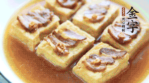 裝盤時(shí)，撒上蔥花裝飾。