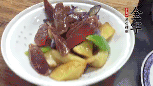 加少量生抽、鹽、糖、雞精調(diào)味，炒熟出鍋即可。