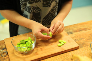 蠶豆剝除外殼，剩下嫩嫩的蠶豆。