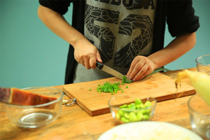 當(dāng)然，如果你愛吃蔥，可以切點蔥花加入。