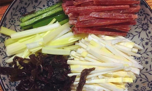 黑木耳泡發(fā)，黑木耳、韭黃、雷筍、青椒切成絲。