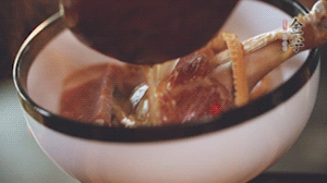 筍干提前冷水浸泡3小時，浸泡后將筍干撕成條狀。