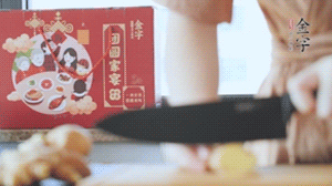 將處理好的老鴨放入冷水鍋中，丟入姜片，冷水煮沸去腥。