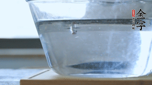 紅豆提前浸泡備用。