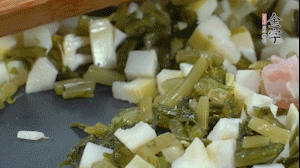 【餡料】2.鍋中油8成熱時，依次放入春筍、雪菜、淡咸肉，翻炒出香味。