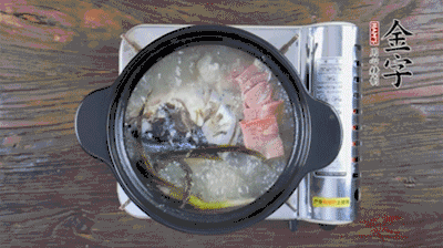 放豆腐、海鮮菇繼續(xù)中小火煮5分鐘。