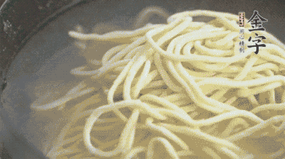 面條煮熟過(guò)涼水備用。