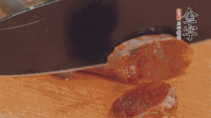 麻辣香腸蒸熟后，切片待用。