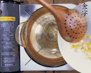 春筍丁焯水，1分鐘后加火腿丁一同汆燙1分鐘。