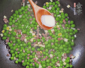 加水、料酒、鹽燒2分鐘即可。