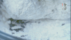 【面皮】2.將糯米粉和粳米粉混合，加煮好的艾草和適量清水，揉搓成面團。