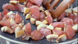 【餡料】4.鍋中油8成熱時，依次放入菌菇丁、香腸丁，適當(dāng)放點糖調(diào)味，炒熟。
