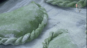 【制作】2.蒸架上墊浸濕的屜布，再放上清明果，大火蒸10~15分鐘，完成，出鍋啦！