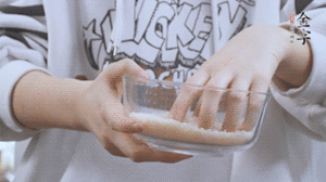 大米提前放浸泡1小時(shí)。