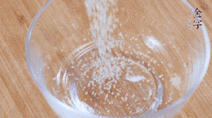 制作醬汁：1湯匙蠔油、1湯匙涼開(kāi)水、2湯匙生抽、1/2湯匙白砂糖、少許辣椒圈。