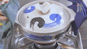 每隔30s將鍋傾斜一側(cè)。（受熱更均勻，鍋巴更噴香）